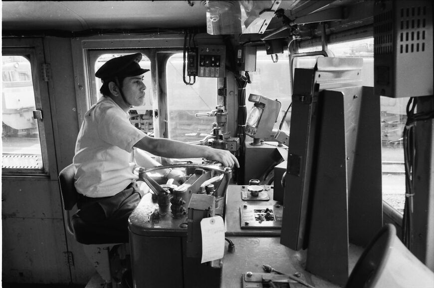 「さくら」を牽引するEF65形500番台の運転台。機関士が真剣な表情で前を見つめる（撮影：南正時）