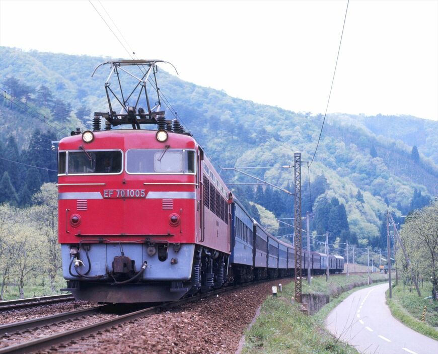 北陸本線南今庄付近を行くEF70形1000番台牽引の客車列車＝1976年（撮影：南正時）