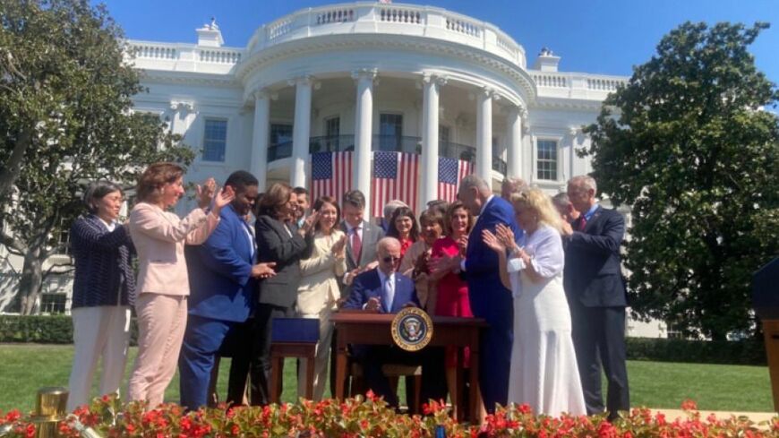 アメリカ政府は2022年に｢CHIPS・科学法｣を制定し、半導体メーカーの国内回帰を促している。写真は同法案に署名するバイデン大統領（アメリカ商務省のウェブサイトより）