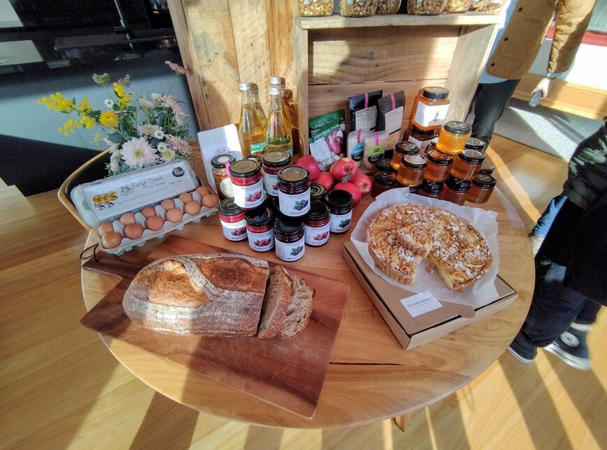 とあるイベント会場に並べられたギップスランド製品の数々。ジャムやハチミツ、調味料、さらにはパンやケーキ、卵まで（写真：筆者撮影）