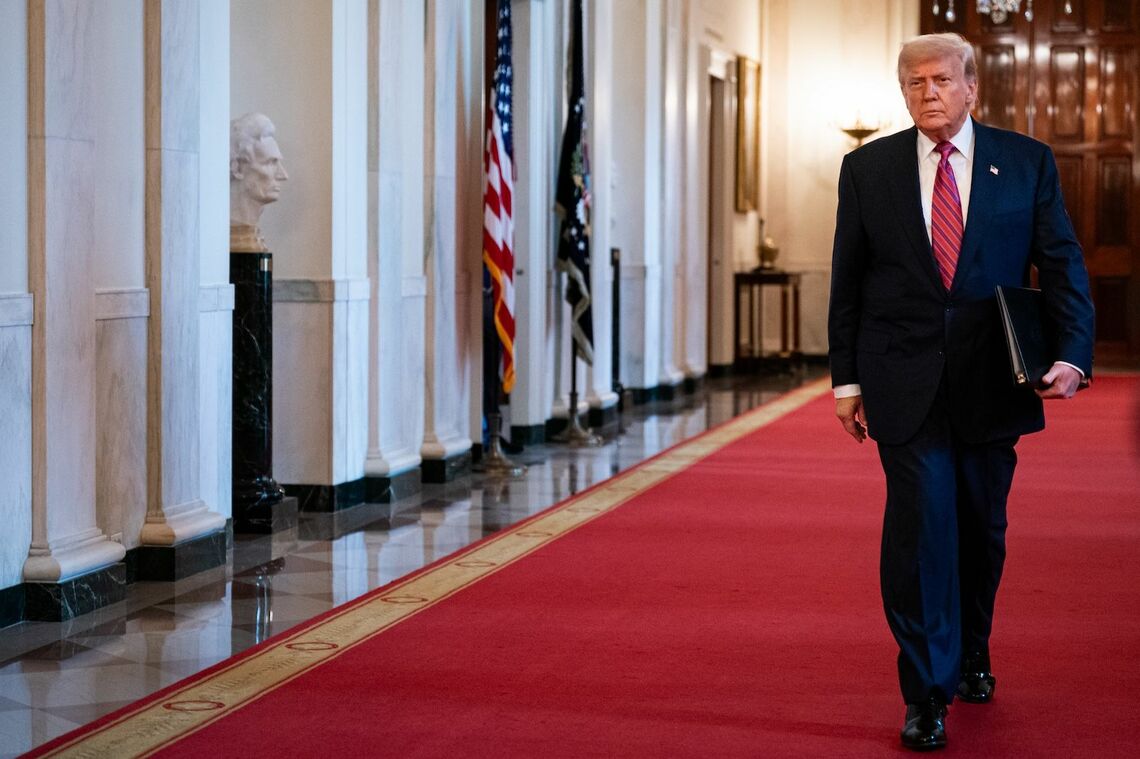 レッドカーペットの上を歩くトランプ大統領