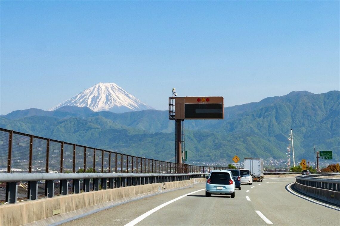 晴れていれば絶景に恵まれる中部横断自動車道「南アルプスIC」付近（写真：Princess Anmitsu / PIXTA）