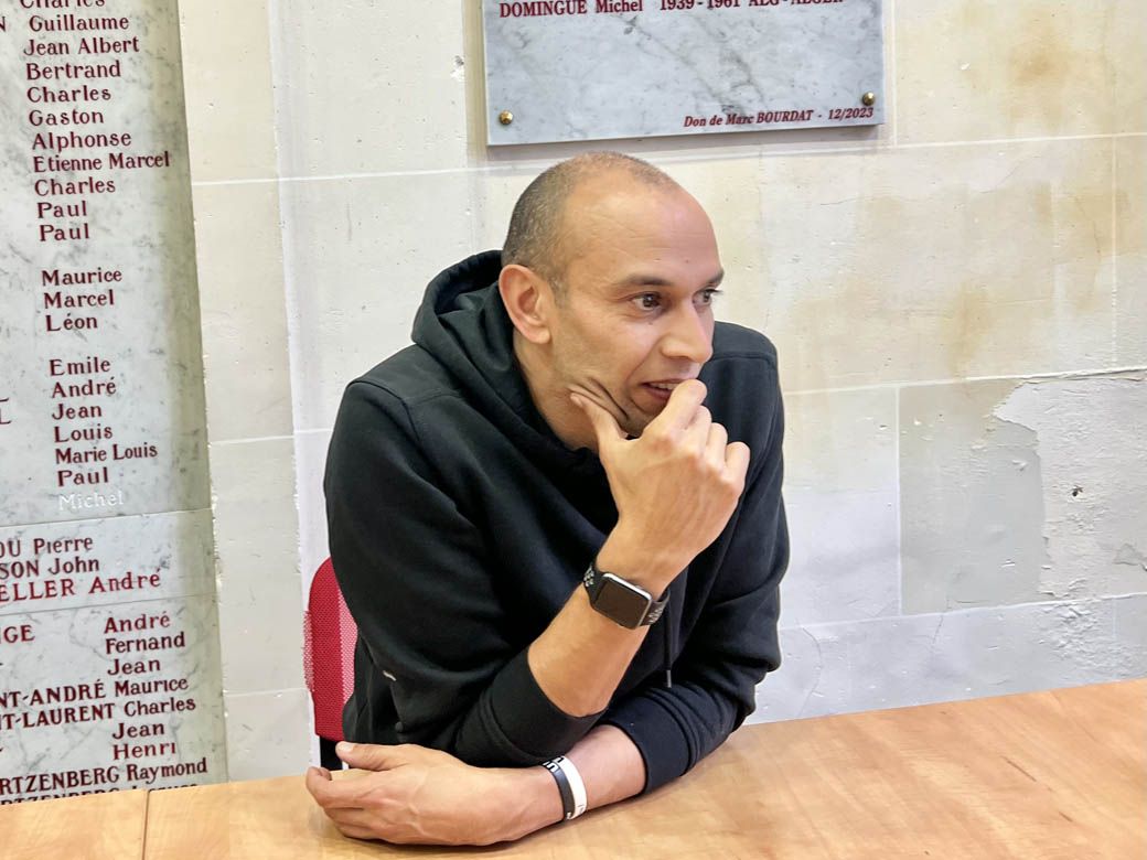 日本の旅の思い出を語るカリムさん