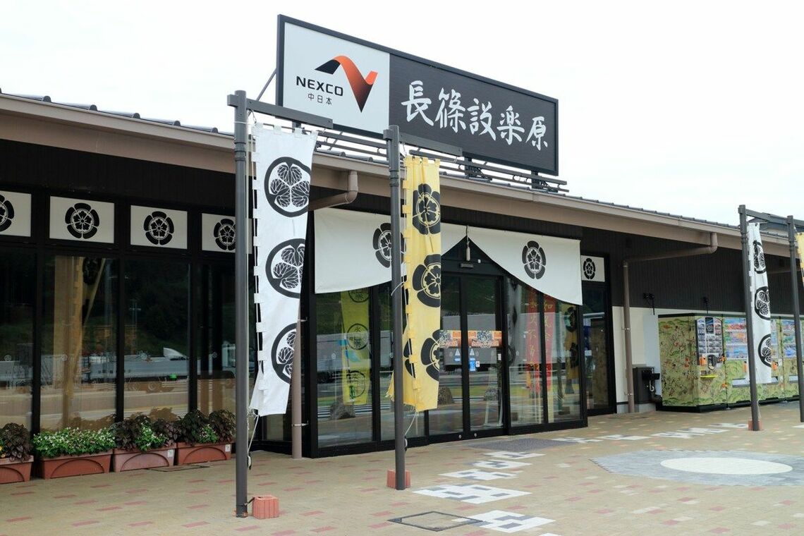 「長篠設楽原パーキングエリア」の建物（写真：ISO8000 / PIXTA）