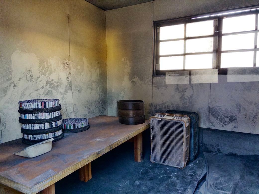 火薬の配合室。製造所内には火薬に引火して爆発するのを防ぐため、電機関連の配線やコンセントはない。クーラーや暖房設備も一切ない。窓から差し込む日の光をたよりに作業は行われる（写真：筆者撮影）