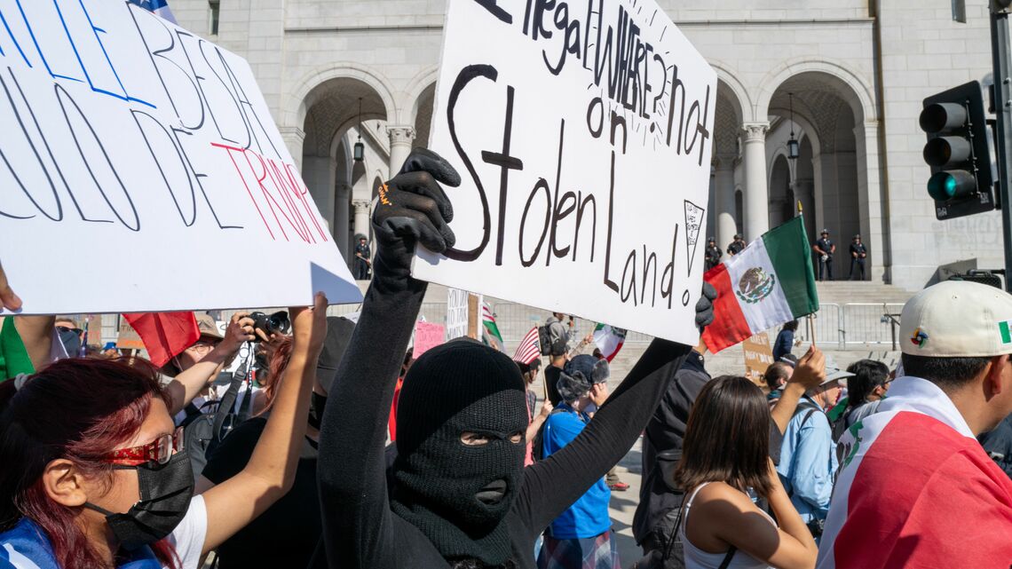 ロサンゼルスのダウンタウンを行進する抗議者たち(写真:Spencer Platt/Getty Images)