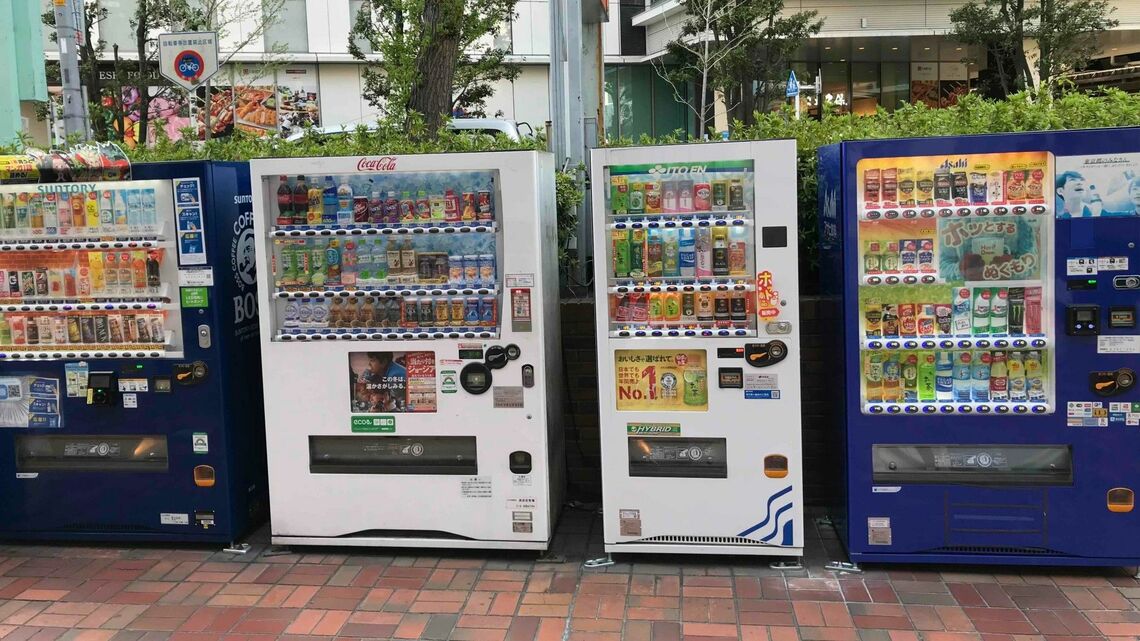 東京都内に並ぶ清涼飲料の自動販売機。全国にある自販機の8割強を飲料自販機が占めるという（筆者撮影）