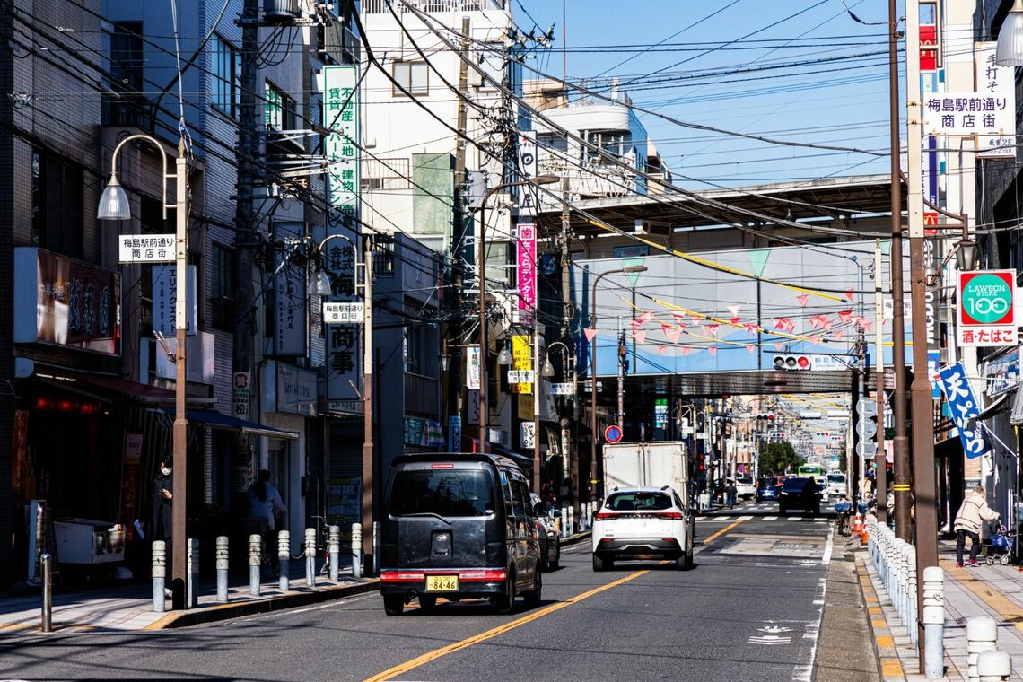 旧日光街道は梅島駅の高架下を抜ける商店街になっている（撮影：鼠入昌史）