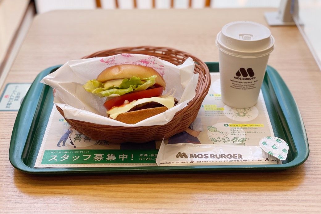 モーニング野菜チーズバーガードリンクセット。ドリンクはブレンドコーヒーです（筆者撮影）