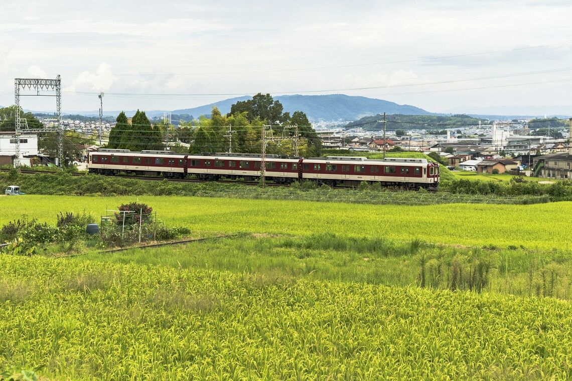 奈良盆地の南部をゆく近鉄南大阪線（撮影：鼠入昌史）
