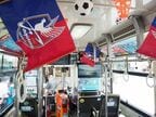 車内はフラッグやサッカーボールで装飾している
