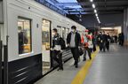 1番列車に乗り込む人々