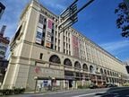 半円アーチと柱の間の四角い窓が特徴の側面