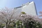 桜の花が舞い散る中、最終営業日を迎えた