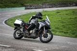 新型ムルティストラーダV4S（アドベンチャー仕様）でワインディングを走行する筆者（写真：Ducati Motor Holding spa）