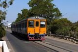 タイとラオスを結ぶ「タイラオス友好橋」を渡る列車。並行して鉄道専用の橋を架ける計画もある（写真：trikehawks／PIXTA）