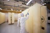 約600年続く手延べ製法で職人が11の工程を経てつくる。画像は箸で麺を均等にさばく「門干し」と呼ばれる工程（組合提供）