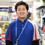中原知良さん●スーパースポーツゼビオの東京御茶ノ水本店でチーフを務める。スポーツ用品からトレーニング機器、プロテインまで幅広く精通している。（写真：OCEANS編集部）