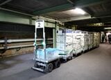 台車を牽引して無人で走るAGV＝2026年3月23日（撮影：尾形文繁）