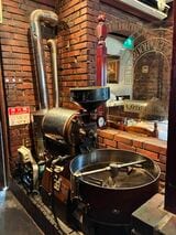 現在は使用されていないが、今も店内に4kgの焙煎機が飾られている 