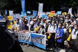 デモ出発地の東池袋中央公園に集合した組合員（記者撮影）