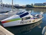 大西洋横断のために購入した手漕ぎボート。岩崎さんのスポンサー企業「レアゾン・ホールディングス」が掲げるフィロソフィーは「BREAK YOUR LIMITS（限界を超えろ）」（写真：OCEANS編集部）