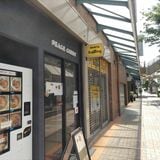 自販機は駅前の立地にあり、すぐ近くにはコメダ珈琲など、数多くの飲食店が並んでいる（著者撮影） 