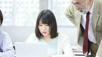 大学生を指導する教授