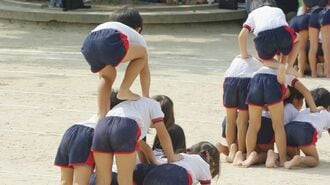 組体操でピラミッドを作る子どもたちの様子