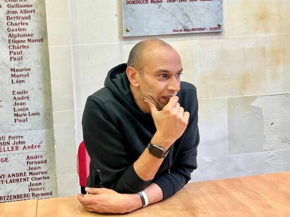 日本の旅の思い出を語るカリムさん