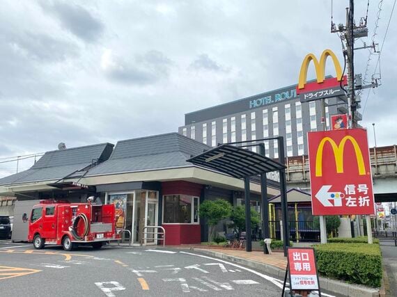 マクドナルドのドライブスルーにも消防車で行く(写真:うつみさん提供)