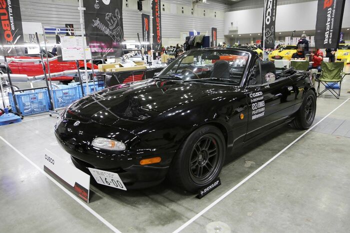そのほか、サスペンションや駆動系パーツなどをクスコブランドで展開するキャロッセも同様に旧車向けパーツを展示。写真は展示車両の初代マツダ・ロードスター(筆者撮影)