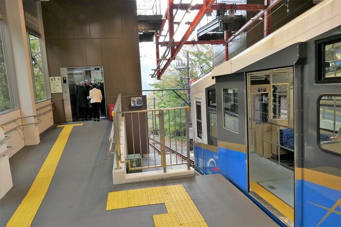 早雲山駅に到着。車内の車いすスペースから