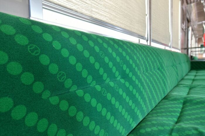 「甲子園号」の座席モケットはボールの図柄だ