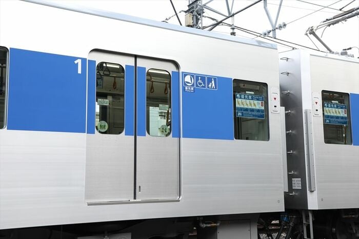 優先席とフリースペースは各車両に設置している