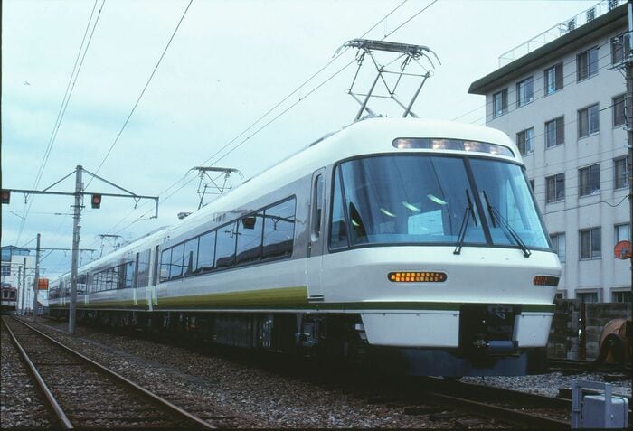 登場時の「さくらライナー」26000系