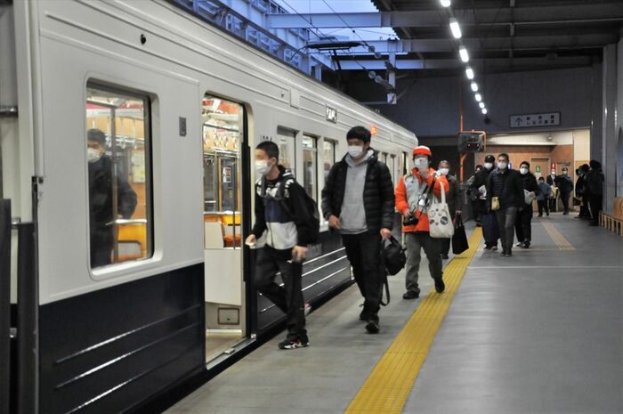 1番列車に乗り込む人々