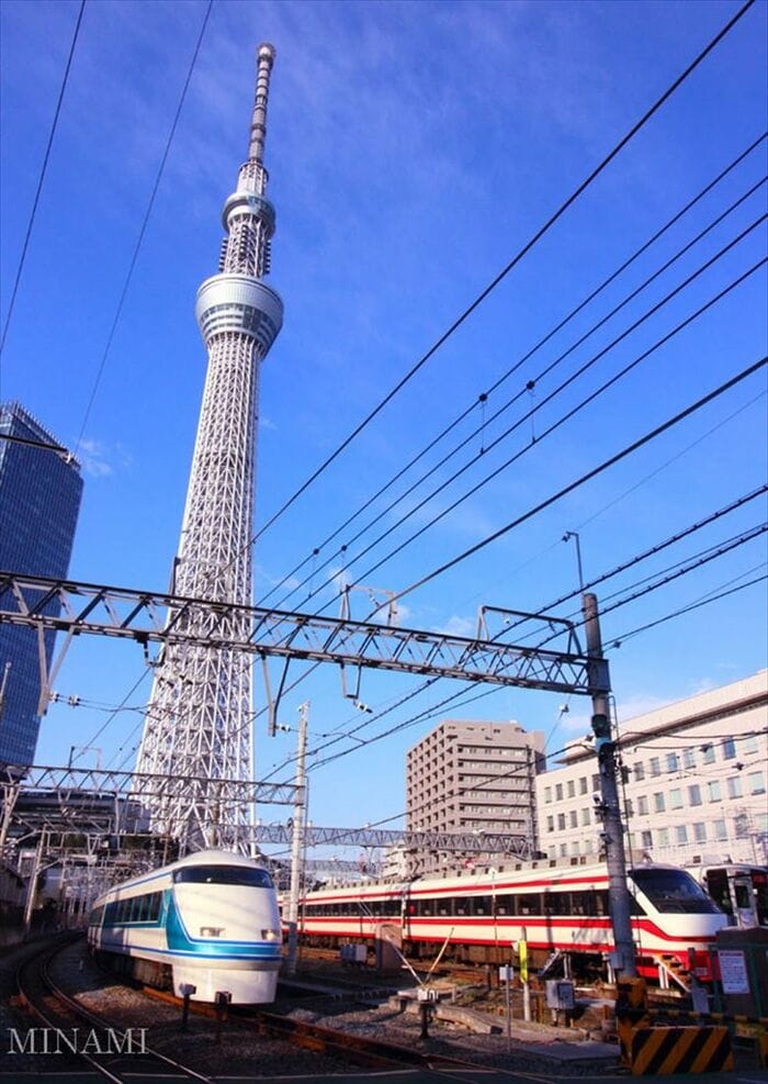 東京スカイツリーをバックに並ぶスペーシアと200型