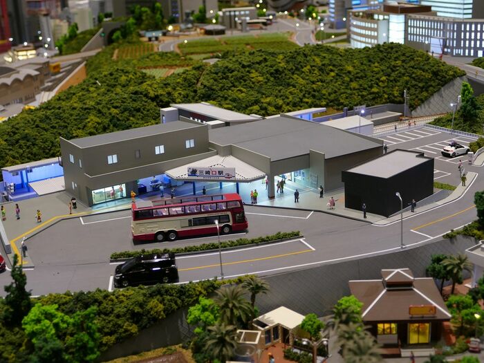 三崎口駅の駅前とオープントップバス