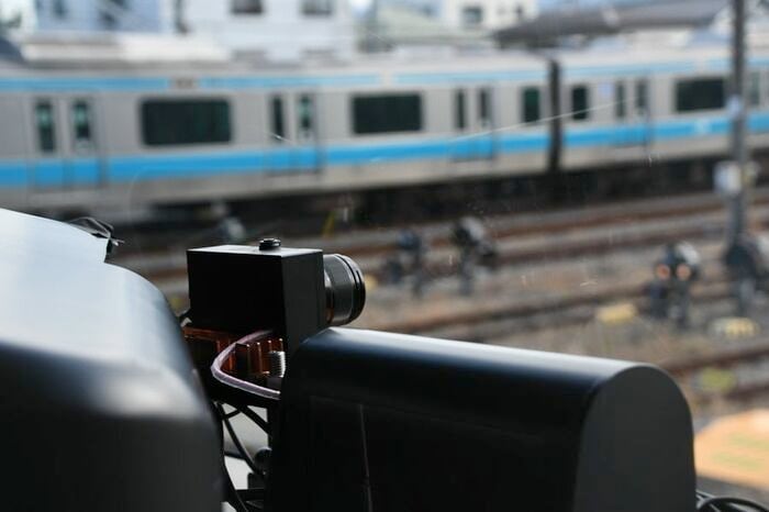 運転席の前方に取り付けられたステレオカメラ