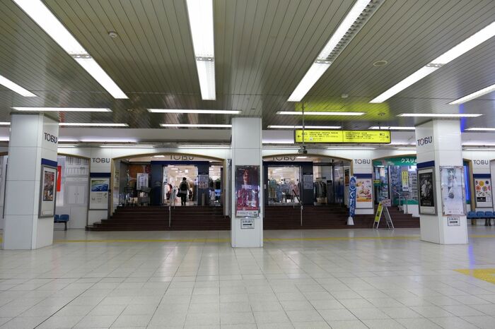 改札側から見た百貨店の入り口