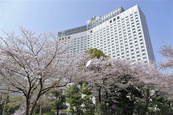 桜の花が舞い散る中、最終営業日を迎えた