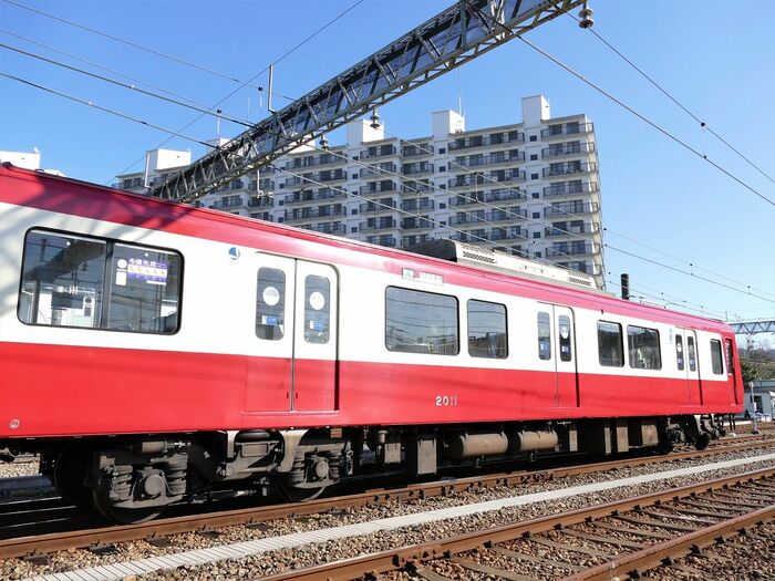 改造でドアを増やしたため、中央扉の左右の窓は