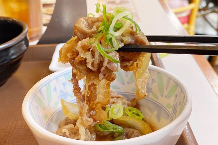 牛小鉢。量は少なめで、朝ごはんにちょうどいい量です（筆者撮影）