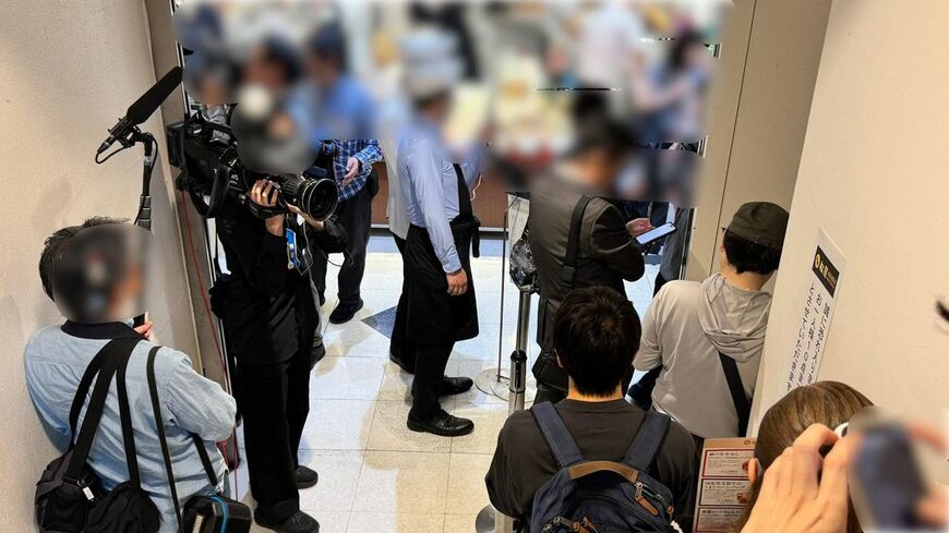 開店直後にできた行列は、店前から階段でひとつ上の階をさらに超える人が集まっていた（写真：筆者撮影）