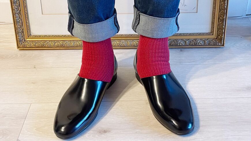 一見カジュアルな赤い靴下ですが、黒い革靴に合わせるとトラッドな雰囲気に（筆者撮影）