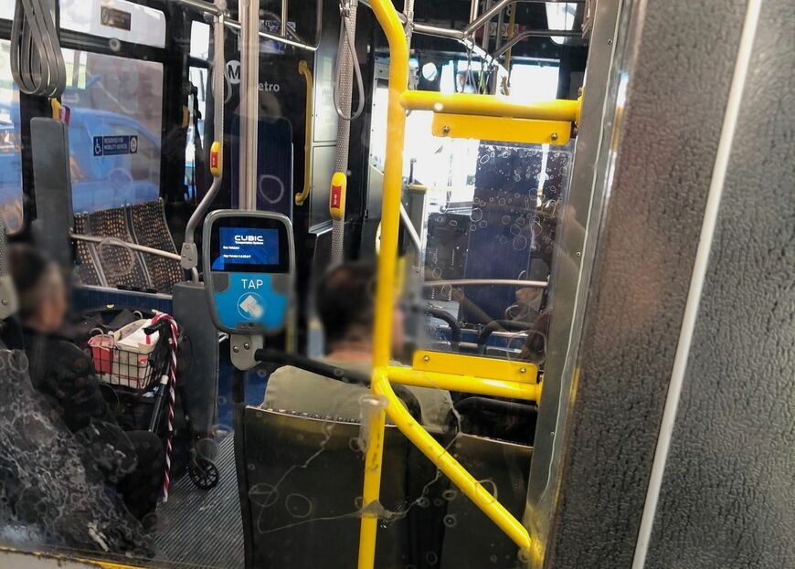 奇声を上げる男性が写り込まないよう、後方からそっと撮影したバスの車内（写真：筆者撮影）