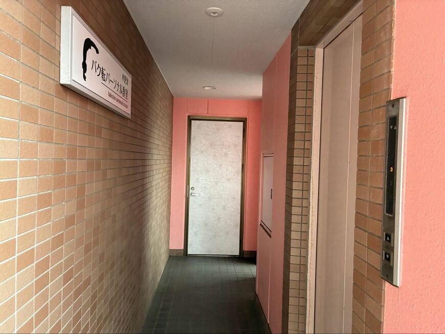 バク転パーソナル教室木更津店があるビルの通路（写真：筆者撮影）