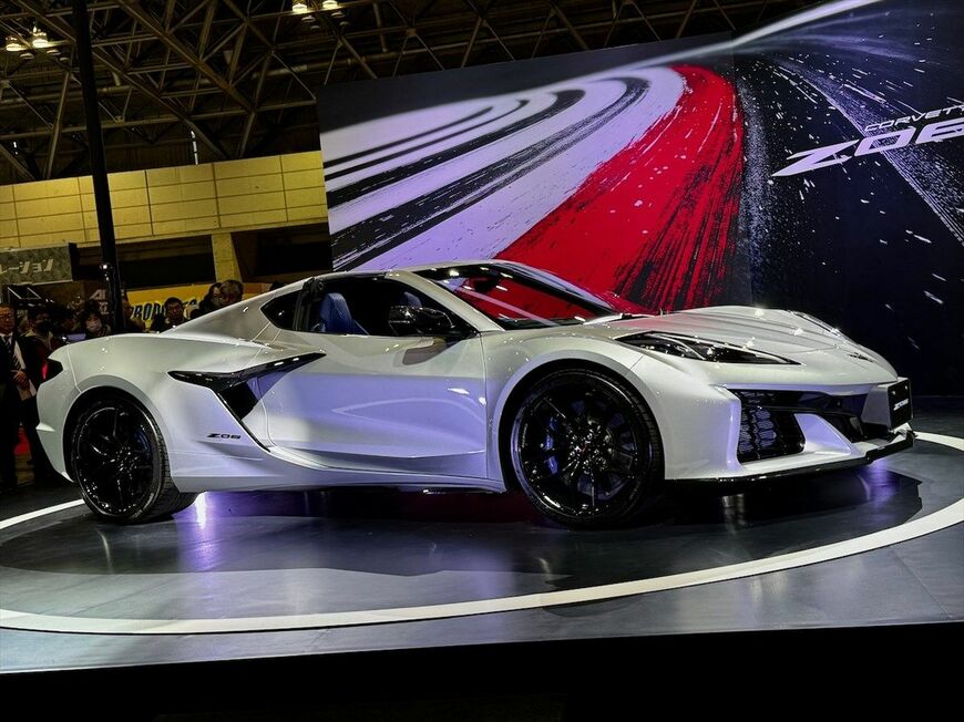 シボレー「コルベットZ06」。 エレガントな雰囲気の展示が印象的だったが、実際はサーキット走行を前提として設計・開発された高性能モデル。ブレードシルバーの外板色にブルーの内装を組み合わせた「サントリーニエディション」（クーペ2900万円、コンバーチブル3100万円）が各10台限定で設定されている（写真：小川フミオ）