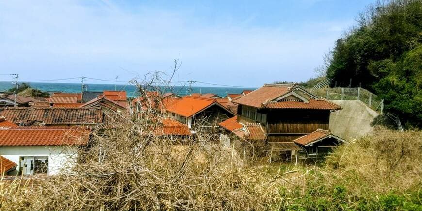 山陰本線の車窓からみえる島根県日本海沿岸地域（写真：著者撮影）